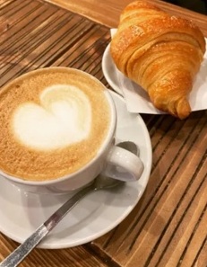 Cappuccino e croissant di My Coffee House